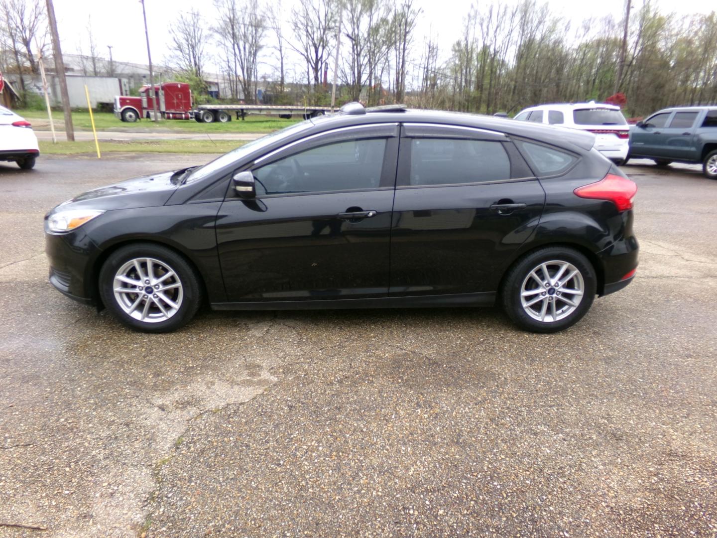 2015 Black /Black Ford Focus SE (1FADP3K27FL) , automatic transmission, located at 401 First NE, Bearden, AR, 71720, (870) 687-3414, 33.726528, -92.611519 - Photo#1